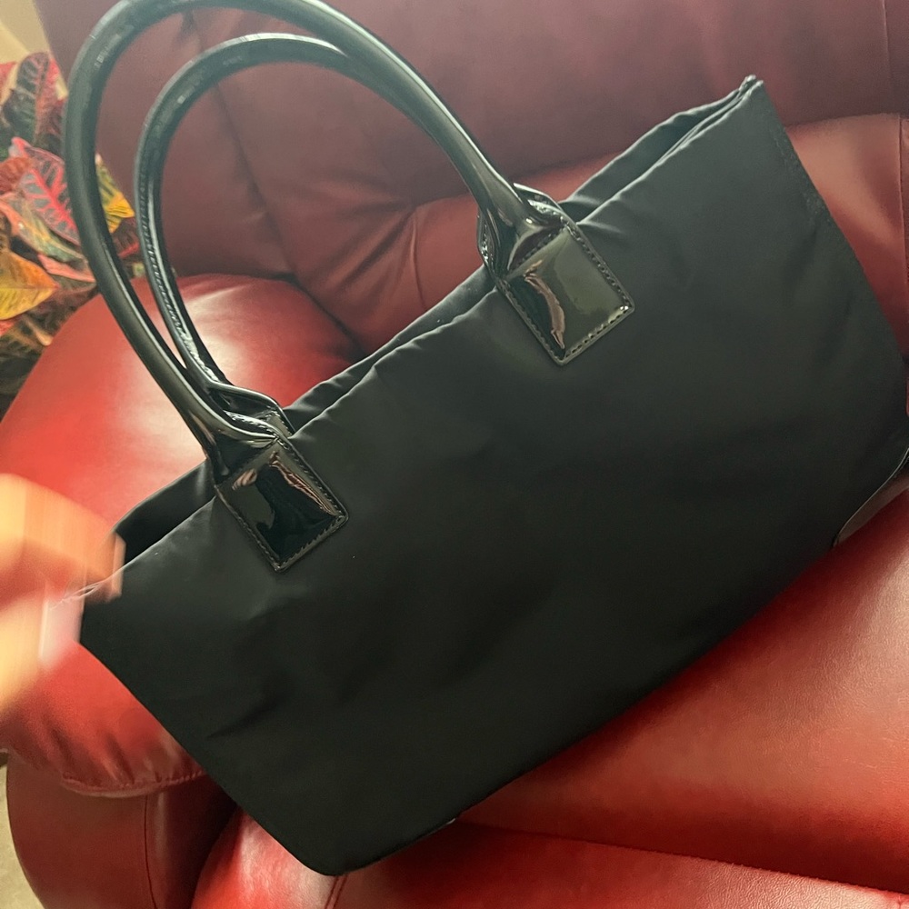 Gently used large Tory Burch tote. 
Excellent condition